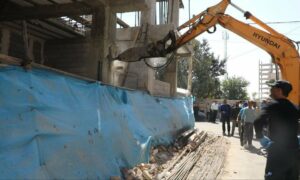 شهردار اردبیل گفت: در راستای اجرای قانون و صیانت از حقوق شهروندی، سه ملک غیرمجاز در منطقه ۳ شهرداری اردبیل با دستور قضایی و هماهنگی مراجع قانونی تخریب شد.